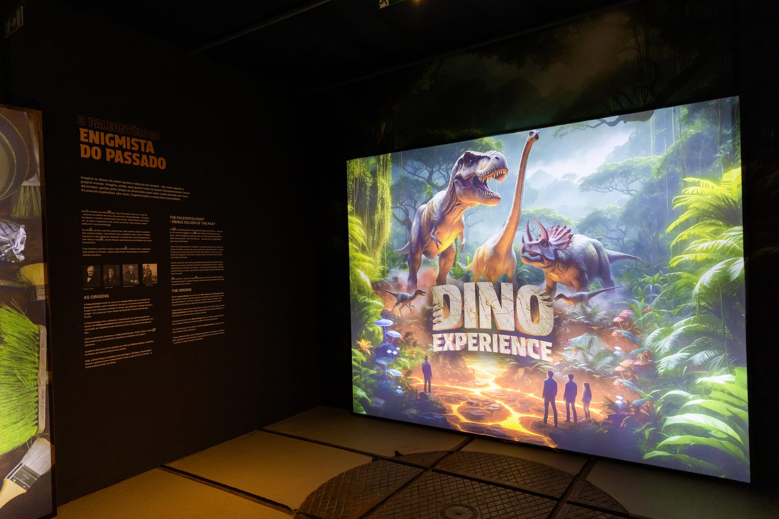 Dino Experience parodos įėjimas Varšuvoje su dinozaurų plakatu ir paleontologijos stendu