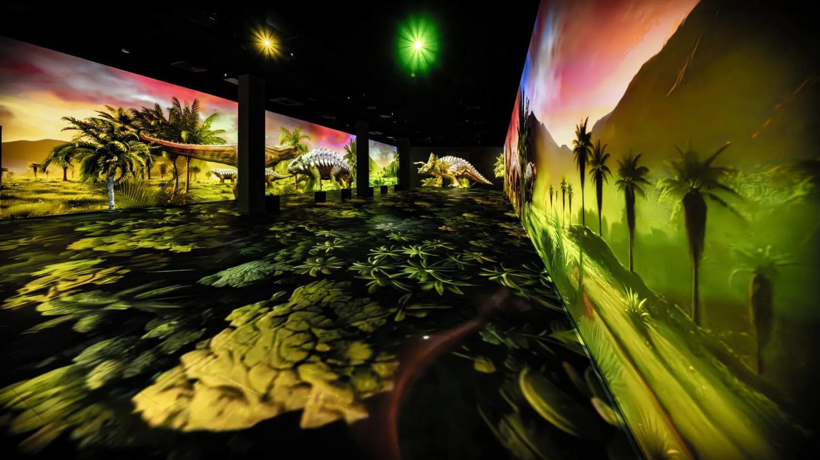 360 laipsnių projekcijų salė su dinozaurais ant sienų ir grindų