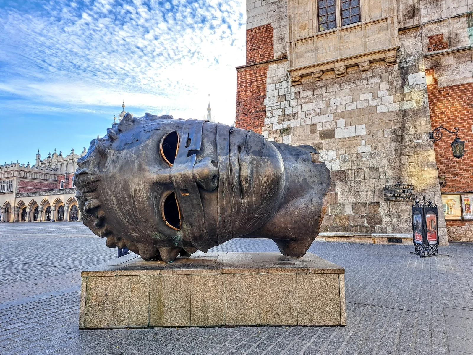 Rynek Główny aikštė Krokuvoje ir Eros Bendato skulptūra