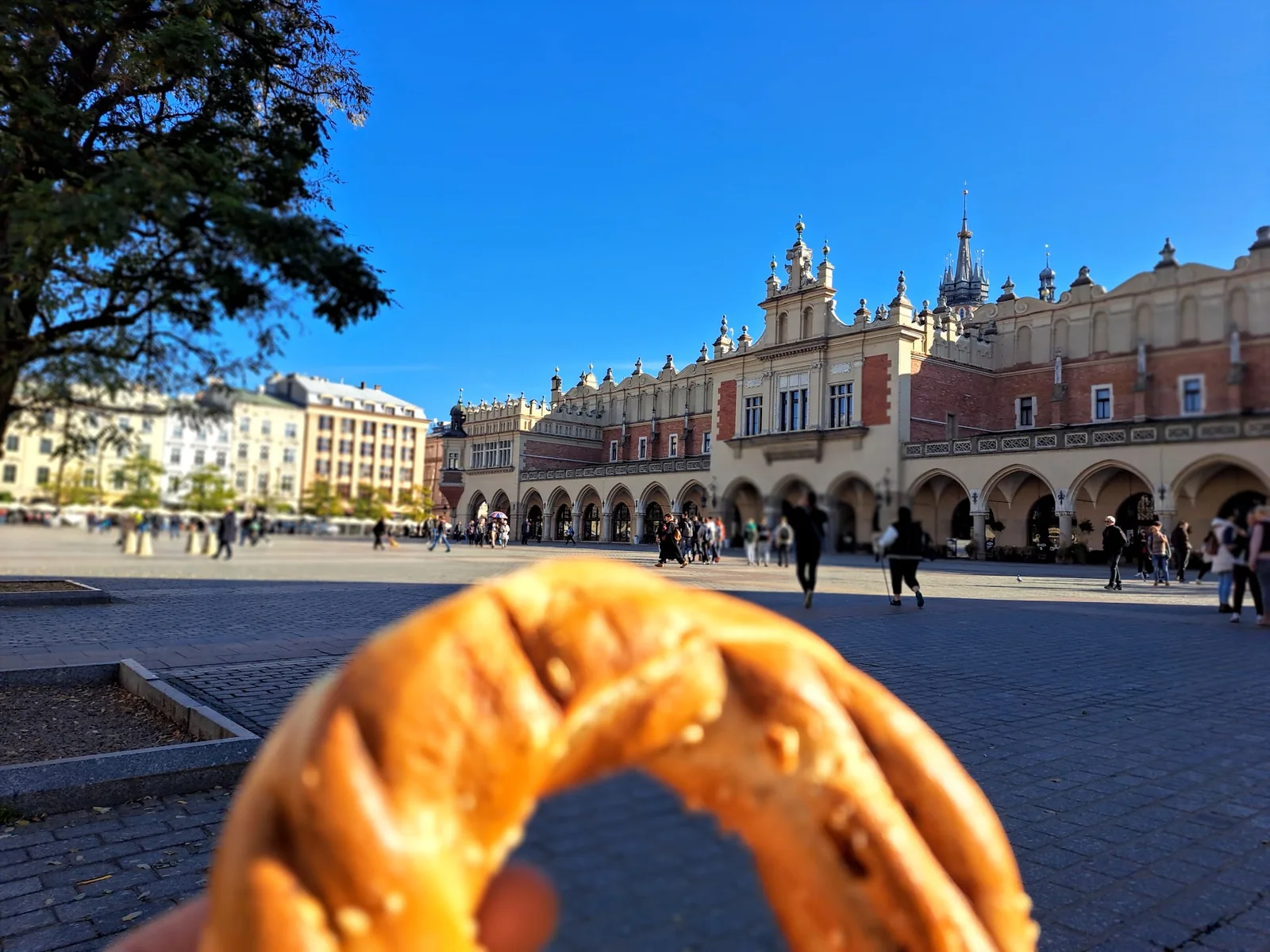 Krokuvos Rynek Główny aikštė, Sukiennice ir obwarzanek